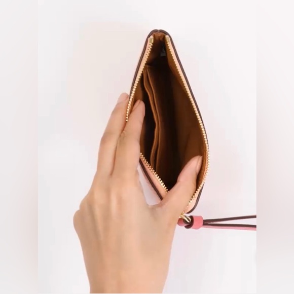 HOST PICK🎉 COACH 🆕 Corner Zip Wristlet In Colorblock With Horse And Carriage 🔥 - Picture 4 of 4